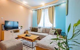 Spacious 3Bd Central Apartment